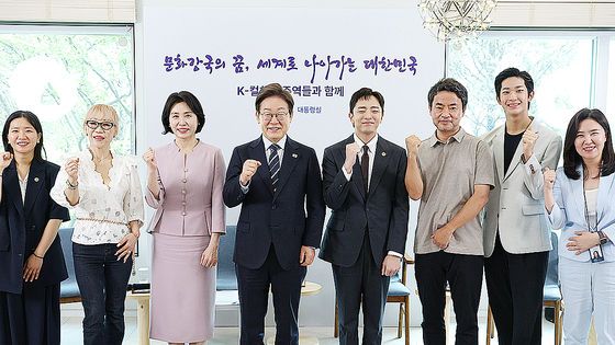  이재명 대통령과 김혜경 여사가 30일 서울 용산 대통령실 파인그라스에서 열린 문화예술계 수상자 간담회를 마치며 참석자와 기념촬영을 하고 있다. 왼쪽부터 칸국제영화제 학생부문(라 시네프) 1등상을 수상 허가영 영화감독, 프랑스 문화예술공로훈장'코망되르'를 수훈한 조수미 성악가, 김 여사, 이 대통령, 토니상 6관왕을 석권한 뮤지컬 '어쩌면 해피엔딩' 박천휴 작가, 넷플릭스 드라마 '폭싹 속았수다'를 연출한 김원석 감독, '로잔발레 콩쿠르'에서 우승한 박윤재 발레리노, 강유정 대통령실 대변인. 연합뉴스