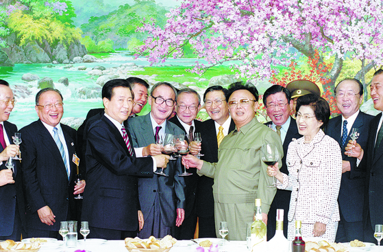 2000년 6월 13일 평양 백화원 영빈관에서 김대중 대통령 내외와 김정일이 건배를 하고 있다. 김 대통령 오른쪽 옆에 고은 시인이 보인다. 중앙포토