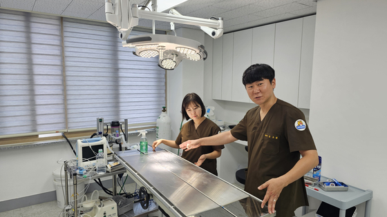 28일 광주광역시 북구 소재 우치동물원 병원의 수술실. 정하진 진료팀장과 강주원 수의사가 특수 제작한 수술대에 관해 설명하고 있다. 사자까지 올라갈 수 있도록 길이를 늘려 제작했다. 사진 정은혜 기자