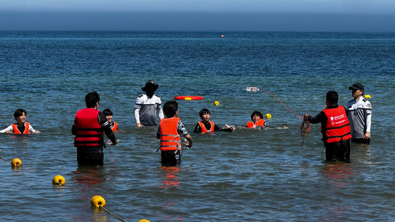 30일 오전 제주도리초등학교 학생들이 줄을 묶은 페트병을 던져 사람을 구하는 훈련을 하고있다. 최충일 기자