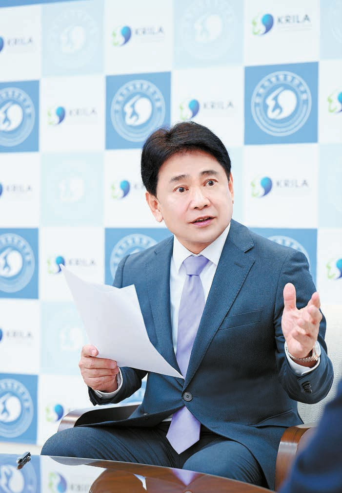 육동일 한국지방행정연구원장은 “새 정부가 국민주권 시대를 성공적으로 이끌기 위해서는 자치분권과 균형발전 개혁에 달려있다”며 “중앙정부에 집중된 시스템에서 벗어나 지방정부가 스스로 결정하고 스스로 책임질 수 있도록 체계를 바꿔야 한다”고 강조했다. [사진 한국지방행정연구원]