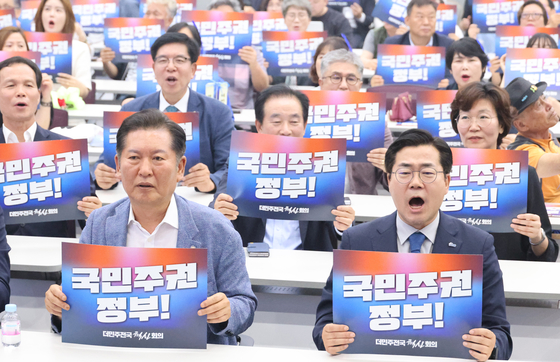더불어민주당 최대 원외 조직이자 친명계 조직으로 꼽히는 더민주전국혁신회의가 29일 오후 청주 오스코에서 전국대회를 개최한 가운데 더불어민주당 당 대표 후보로 출마한 정청래 의원과 박찬대 의원이 행사에 참석하고 있다. 연합뉴스 