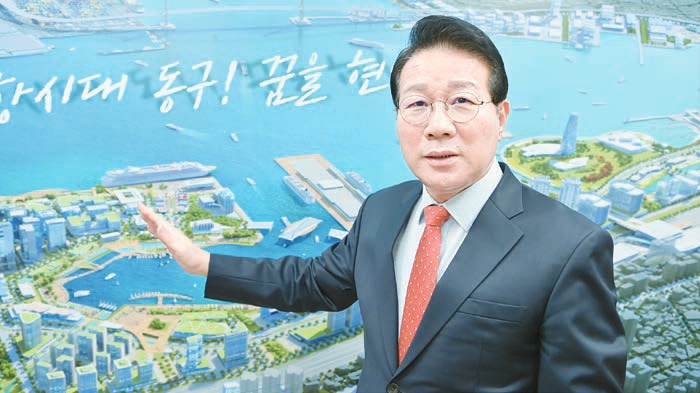 김진홍 부산 동구청장은 “원도심과 북항이 함께 성장하는 동구, 주민이 자부심을 느끼는 명품 도시로 도약하겠다”고 강조했다. [사진 부산 동구]