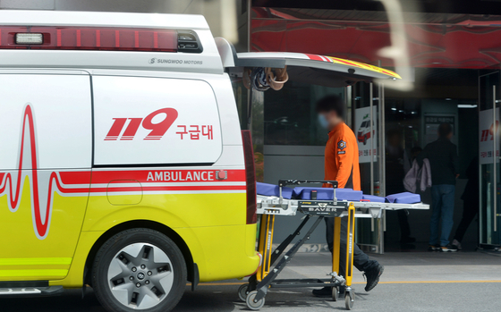 지난 4월 17일 오후 대전의 한 대학병원 응급실 앞에 환자를 이송한 119구급차가 주차돼 있다. 위 사진은 기사 내용과 무관. 김성태 객원기자