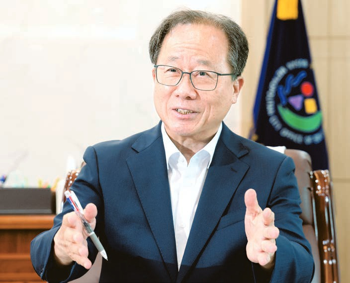 김석준 신임 부산시교육감이 지난 17일 교육청 집무실에서 안전한 학교 환경 확보와 미래형 인재 육성 방안을 말하고 있다. 송봉근 기자 