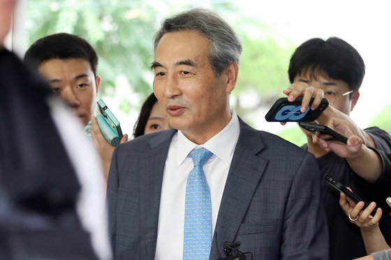 윤석열 전 대통령의 부인 김건희 여사 의혹 관련 사건을 맡은 민중기 특별검사가 30일 오전 서울 서초구 사무실로 출근하며 취재진의 질의를 받고 있다. 뉴스1