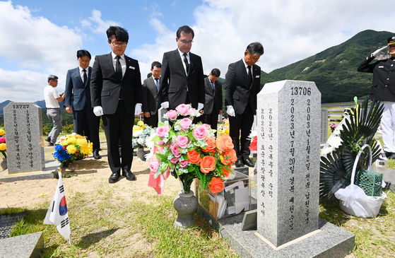 이명현 순직해병 특별검사를 비롯한 특검팀이 1일 오전 대전 유성구 대전현충원 고(故) 채수근 상병 묘소에서 참배하고 있다. 김성태 객원기자