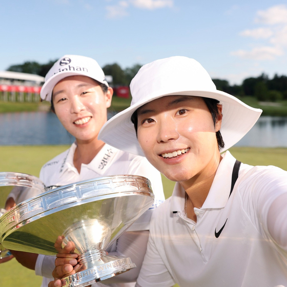 LPGA 투어 다우 챔피언십에 2인 1조로 참가해 연장 접전 끝에 우승한 이소미(오른쪽)와 임진희가 트로피를 들고 활짝 웃고 있다. 지난 2023년 말 Q-시리즈를 거쳐 나란히 풀 시드를 확보한 두 사람이 LPGA 투어에서 우승한 건 이번이 처음이다. [AFP=연합뉴스]
