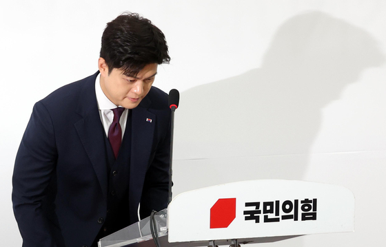 김용태 국민의힘 전 비상대책위원장이 지난달 30일 오전 서울 여의도 국회에서 열린 퇴임 기자회견에서 고개숙여 인사를 하고 있다. 뉴시스