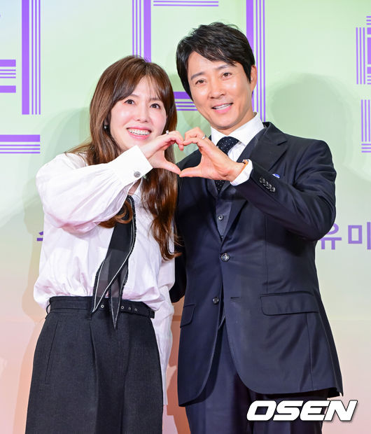 [OSEN=지형준 기자] 31일 오후 서울 메가박스 코엑스에서 영화 '원더랜드' VIP 시사회가 열렸다.'원더랜드'는 죽은 사람을 인공지능으로 복원하는 영상통화 서비스 ‘원더랜드’를 통해 사랑하는 사람과 다시 만나는 이야기로 6월 5일 전국 극장에서 만날 수 있다.배우 하희라, 최수종 부부가 참석해 포즈를 취하고 있다. 2024.05.31 /jpnews@osen.co.kr
