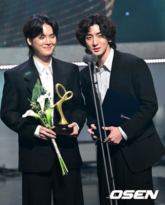 [OSEN=최규한 기자] 31일 오후 서울 장충동 국립극장 해오름극장에서'2024대한민국 대중문화예술상' 시상식이 열렸다.올해로 15회를 맞이한 '대중문화예술상'은 대중문화예술인들의 사회적 위상과 창작 의욕을 높이고, 대중문화예술산업 발전에 이바지한 이들의 공을 기리고자 마련된 대중문화예술 분야 최고 권위의 정부 포상이다.그룹 잔나비가 문화체육관광부장관 표창을 받은 뒤 소감을 전하고 있다. 2024.10.31 / dreamer@osen.co.kr