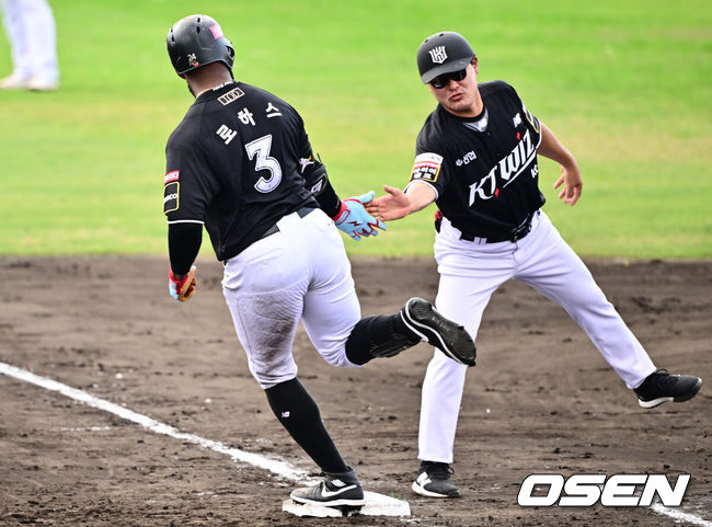 [OSEN=오키나와(일본), 조은정 기자]28일(한국시간) 일본 오키나와 우루마시 구시카와 야구장에서 SSG 랜더스와 KT 위즈의 연습경기가 열렸다.SSG 랜더스는 2월 23일부터 3월 5일까지 이어지는 캠프 동안 삼성라이온즈, 한화이글스, kt위즈, LG트윈스와 총 5차례 연습경기를 치른다.5회초 2사 KT 로하스가 솔로포를 날린 뒤 베이스를 돌고 있다. 2025.02.28 /cej@osen.co.kr