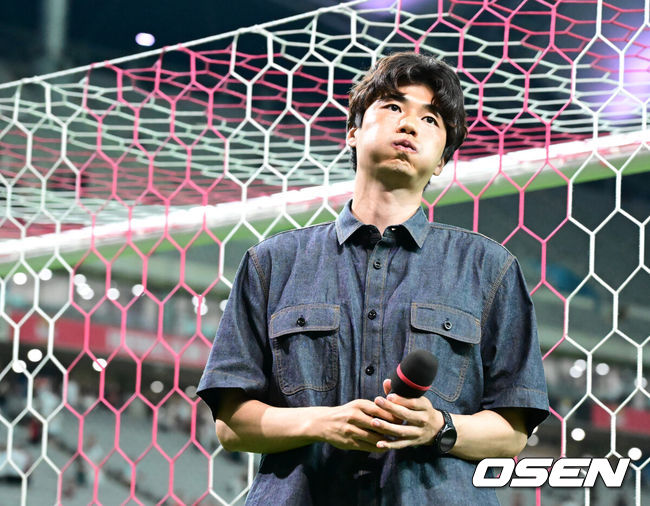 [OSEN=서울월드컵경기장, 김성락 기자] 기성용 이적 사가'로 인해 관심이 집중된 FC 서울과 포항 스틸러스의 맞대결은 서울의 완승으로 끝났다.서울은 29일 서울월드컵경기장에서 열린 하나은행 K리그 1 2025 21라운드 포항 스틸러스와 맞대결서 4-1로 승리했다. 경기 종료 후 포항 기성용이 관중에게 인사하고 있다. 2025.06.29 / ksl0919@osen.co.kr