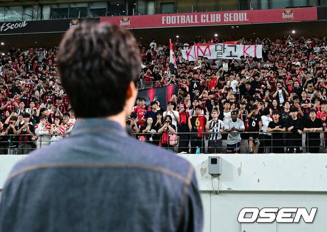 [OSEN=서울월드컵경기장, 김성락 기자] 기성용 이적 사가'로 인해 관심이 집중된 FC 서울과 포항 스틸러스의 맞대결은 서울의 완승으로 끝났다.서울은 29일 서울월드컵경기장에서 열린 하나은행 K리그 1 2025 21라운드 포항 스틸러스와 맞대결서 4-1로 승리했다. 경기 종료 후 포항 기성용이 관중에게 인사하고 있다. 2025.06.29 / ksl0919@osen.co.kr