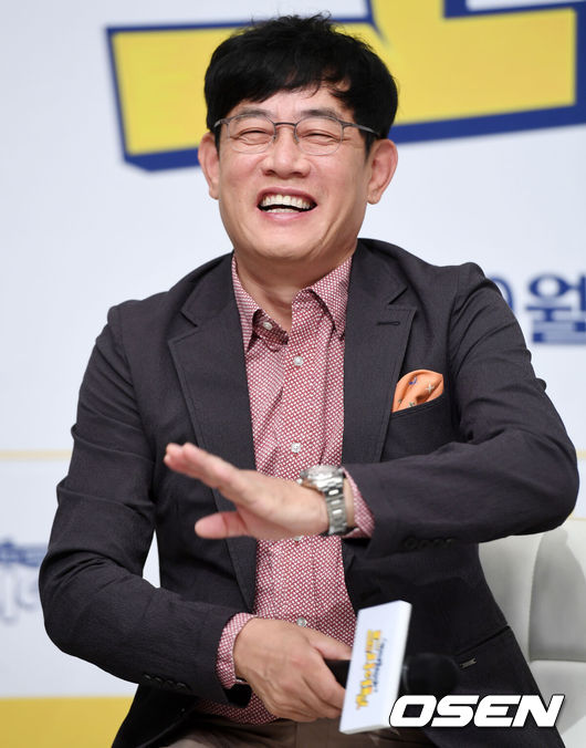 [OSEN=박재만 기자] 채널A의 새로운 예능프로그램 '도시어부' 제작발표회가 7일 오전 서울 마포구 상암동 동아디지털미디어센터에서 열렸다.방송인 이경규가 인터뷰를 하고 있다. /pjmpp@osen.co.kr