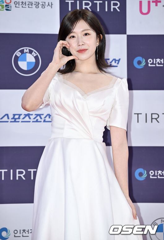 [OSEN=조은정 기자]제3회 청룡시리즈어워즈 레드카펫 및 포토월 행사가 19일 인천 파라다이스시티에서 열렸다.청룡시리즈어워즈는 2022년 대한민국 최초로 시도된 오리지널 스트리밍 시리즈를 대상으로 하는 시상식이다. 사회는 전현무와 임윤아로 3년 연속 호흡을 맞춘다.배우 윤가이가 포즈를 취하고 있다. 2024.07.19 /cej@osen.co.kr