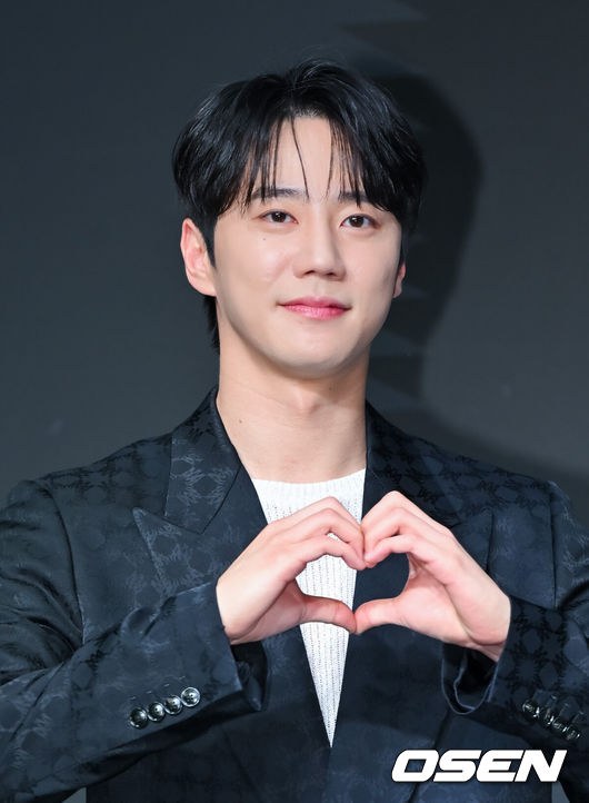 [OSEN=박준형 기자] 21일 서울 마포구 호텔나루에서 넷플릭스(Netflix) 시리즈 ‘약한영웅 Class 2’의 제작발표회가진행됐다.배우 박지훈과 려운, 최민영, 유수빈, 배나라, 이민재, 이준영가 출연하는 ‘약한영웅 Class 2’는 지난 2022년 센세이션을 일으키며 학원 액션 성장 드라마의 신기원을 연 ‘약한영웅 Class 1’의 두 번째 이야기다.배우 이준영이 포즈를 취하고 있다.   2025.04.21 / soul1014@osen.co.kr