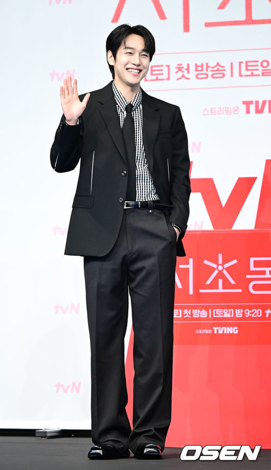 [OSEN=최규한 기자] 1일 오후 서울 신도림동 더링크서울 트리뷰트 포트폴리오 호텔에서 tvN 새 토일드라마 ‘서초동’ 제작발표회가 열렸다.‘서초동’은 매일 서초동 법조타운으로 출근하는 어쏘 변호사(법무법인에 고용되어 월급을 받는 변호사) 5인방의 희로애락 성장기를 담아내는 드라마다.배우 강유석이 포토타임을 하고 있다. 2025.07.01 / dreamer@osen.co.kr