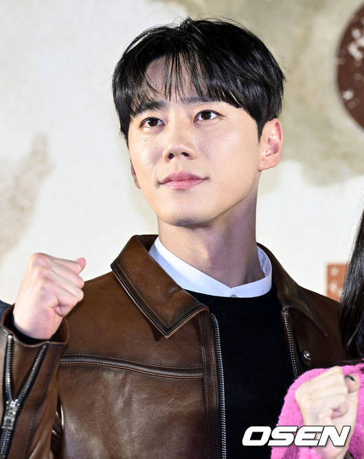 [OSEN=조은정 기자]넷플릭스 오리지널 영화 '황야' 전야 시사회 포토월 행사가 25일 오후 서울 송파구 롯데시네마 월드타워에서 열렸다.배우 이준영이 포즈를 취하고 있다. 2024.01.25/cej@osen.co.kr