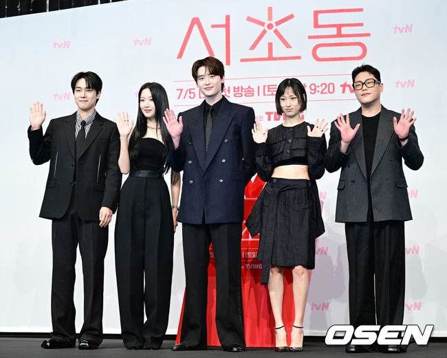 [OSEN=최규한 기자] 1일 오후 서울 신도림동 더링크서울 트리뷰트 포트폴리오 호텔에서 tvN 새 토일드라마 ‘서초동’ 제작발표회가 열렸다.‘서초동’은 매일 서초동 법조타운으로 출근하는 어쏘 변호사(법무법인에 고용되어 월급을 받는 변호사) 5인방의 희로애락 성장기를 담아내는 드라마다.배우 강유석, 문가영, 이종석, 류혜영, 임성재(왼쪽부터) 포토타임을 하고 있다. 2025.07.01 / dreamer@osen.co.kr