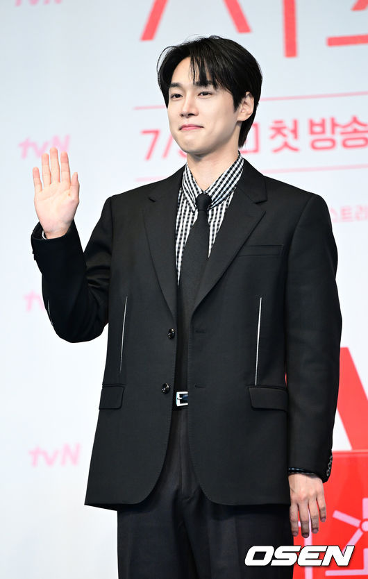 [OSEN=최규한 기자] 1일 오후 서울 신도림동 더링크서울 트리뷰트 포트폴리오 호텔에서 tvN 새 토일드라마 ‘서초동’ 제작발표회가 열렸다.‘서초동’은 매일 서초동 법조타운으로 출근하는 어쏘 변호사(법무법인에 고용되어 월급을 받는 변호사) 5인방의 희로애락 성장기를 담아내는 드라마다.배우 강유석이 포토타임을 하고 있다. 2025.07.01 / dreamer@osen.co.kr