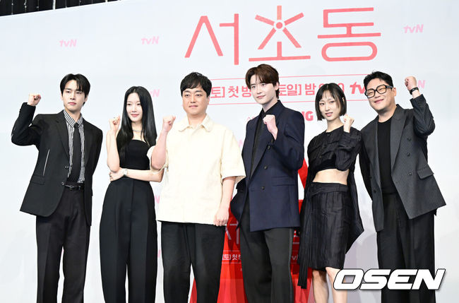 [OSEN=최규한 기자] 1일 오후 서울 신도림동 더링크서울 트리뷰트 포트폴리오 호텔에서 tvN 새 토일드라마 ‘서초동’ 제작발표회가 열렸다.‘서초동’은 매일 서초동 법조타운으로 출근하는 어쏘 변호사(법무법인에 고용되어 월급을 받는 변호사) 5인방의 희로애락 성장기를 담아내는 드라마다.배우 강유석, 문가영, 박승우 감독, 이종석, 류혜영, 임성재(왼쪽부터) 포토타임을 하고 있다. 2025.07.01 / dreamer@osen.co.kr