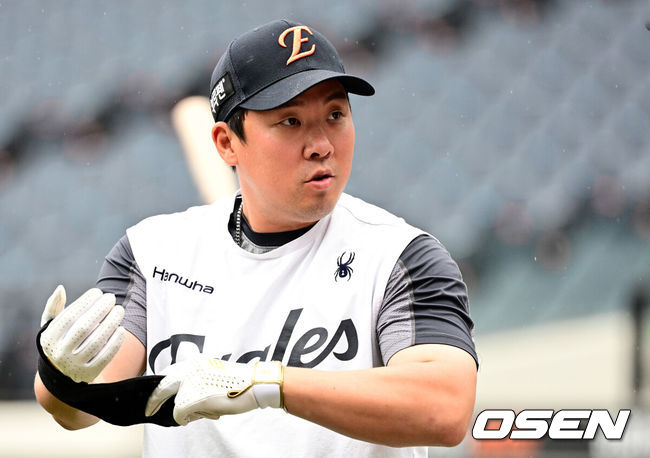 [OSEN=대전, 지형준 기자] 13일 대전 한화생명볼파크에서 2025 신한 SOL Bank KBO리그 한화 이글스와 LG 트윈스의 경기가 열린다.LG가 40승 26패 1무(승률 .606)로 1위, 한화는 40승 27패(승률 .597)로 2위다. 0.5경기 차이다. 경기 결과에 따라 1위가 바뀔 수도 있다.경기가 열릴지는 미지수. 대전 한화생명볼파크에는 비가 내리고 있다. 한화 선수들이 배팅 훈련을 끝내고, 오후 3시 10분쯤 대형 방수포로 그라운드를 덮었다.일기예보에 따르면 오후 4시~5시7mm, 오후 5~6시 8mm, 오후 6~7시에는 5mm의 비 예보가 있다.한화 안치홍이 훈련을 하고 있다. 2025.06.13 /jpnews@osen.co.kr