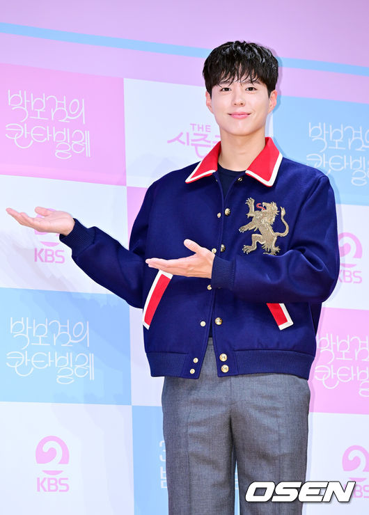 [OSEN=민경훈 기자] 11일 오후 서울 영등포구 KBS아트홀에서 KBS2 '더 시즌즈 - 박보검의 칸타빌레' 제작발표회가 열렸다.‘더 시즌즈’는 2023년 2월부터 KBS 심야 음악 프로그램 최초로 시즌제 방식을 도입해 한 아티스트가 3개월을 진행하고 있다.7번째 주인공은 박보검이다. ‘뮤직뱅크’ MC로도 나섰던 그가 본격 음악 프로그램의 MC로 나선 것은 이번이 처음이다.박보검이 입장하며 포즈를 취하고 있다. 2025.03.11 / rumi@osen.co.kr