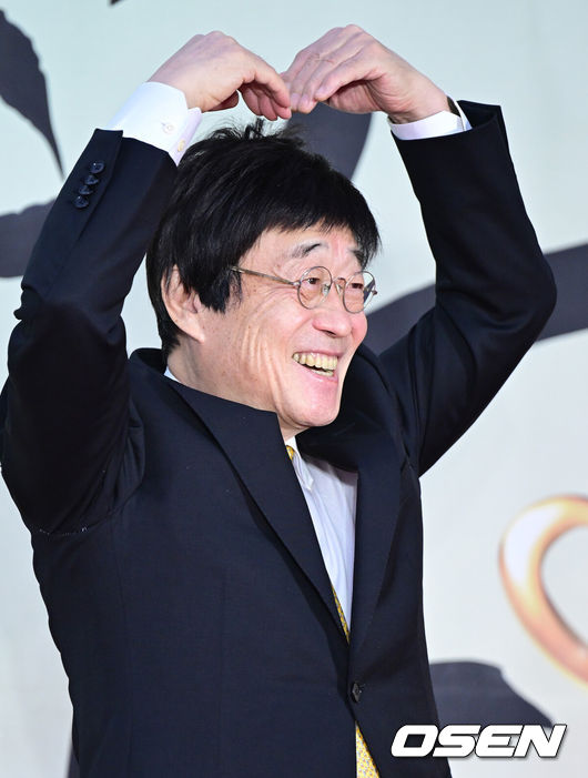 [OSEN=최규한 기자] 31일 오후 서울 장충동 국립극장 해오름극장에서'2024대한민국 대중문화예술상' 시상식이 열렸다.올해로 15회를 맞이한 '대중문화예술상'은 대중문화예술인들의 사회적 위상과 창작 의욕을 높이고, 대중문화예술산업 발전에 이바지한 이들의 공을 기리고자 마련된 대중문화예술 분야 최고 권위의 정부 포상이다.배우 김창완이 참석해 레드카펫을 밟고 있다. 2024.10.31 / dreamer@osen.co.kr