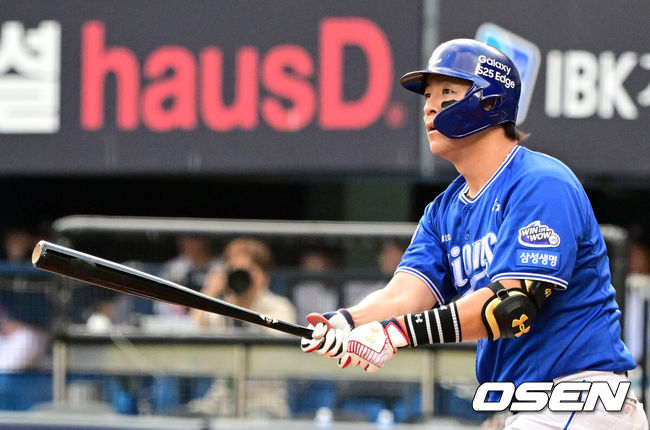 [OSEN=잠실, 지형준 기자] 1일 오후 서울 잠실구장에서 ‘2025 신한 SOL Bank KBO리그’ 두산 베어스와 삼성 라이온즈의 경기가 열렸다.두산은 최민석, 삼성은 아리엘 후라도가 선발로 나섰다.2회초 1사 1루에서 삼성 강민호가 선제 좌월 투런포를 날리고 있다. 2025.07.01 /jpnews@osen.co.kr