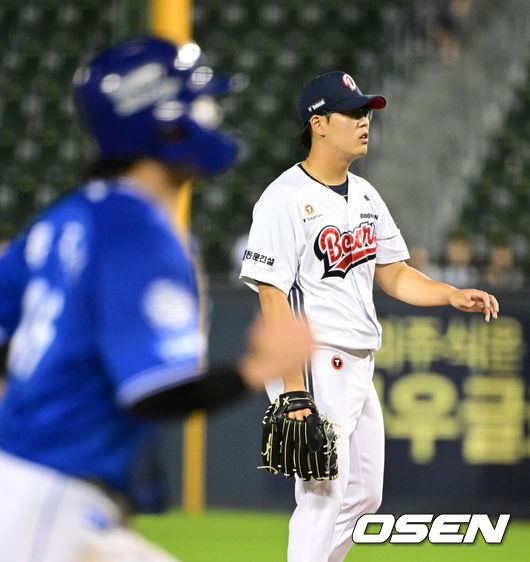 [OSEN=잠실, 지형준 기자] 1일 오후 서울 잠실구장에서 ‘2025 신한 SOL Bank KBO리그’ 두산 베어스와 삼성 라이온즈의 경기가 열렸다.두산은 최민석, 삼성은 아리엘 후라도가 선발로 나섰다.8회초 1사 만루에서 두산 이병헌이 삼성 김성윤에 밀어내기 볼넷을 하용하고 있다. 2025.07.01 /jpnews@osen.co.kr