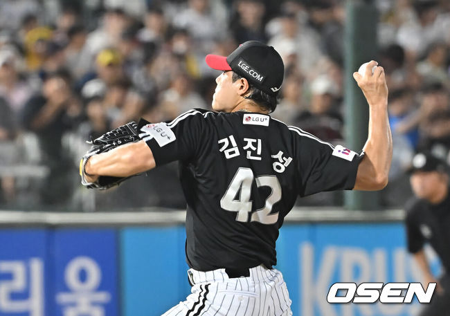 [OSEN=부산, 이석우 기자] 1일 부산 사직야구장에서 2025 신한 SOL 뱅크 KBO 리그 롯데 자이언츠와 LG 트윈스의 경기가 열렸다. 홈팀 롯데는 데이비슨이, 방문팀 LG는 에르난데스가 선발 출전했다.LG 트윈스 김진성이 역투하고 있다. 2025.07.01 / foto0307@osen.co.kr