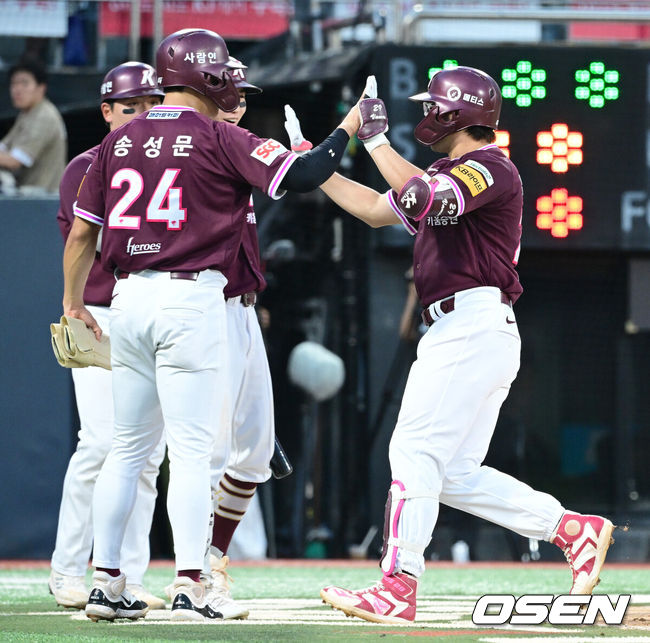 [OSEN=수원, 최규한 기자] 1일 경기도 수원 KT위즈파크에서 ‘2025 신한 SOL Bank KBO리그’ KT 위즈와 키음 히어로즈의 경기가 열렸다.홈팀 KT는 헤이수스, 방문팀 키움은 박주성을 선발로 내세웠다.4회초 2사 2, 3루 상황 키움 임지열이 달아나는 좌월 스리런포를 날리고 홈을 밟은 뒤 동료들과 기뻐하고 있다. 2025.07.01 / dreamer@osen.co.kr