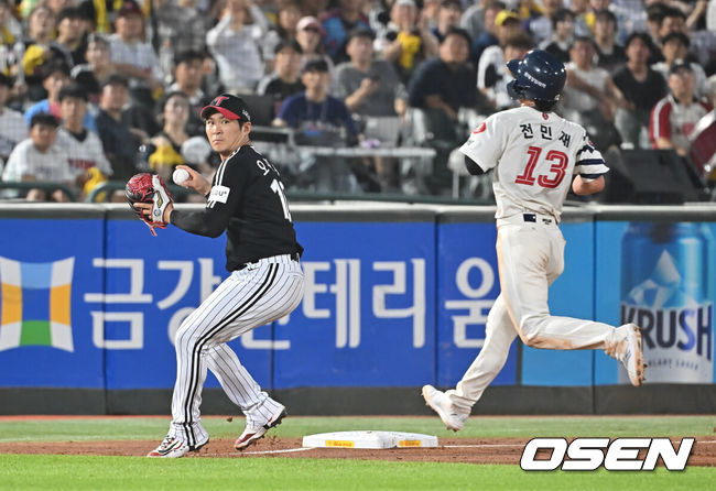 [OSEN=부산, 이석우 기자] 1일 부산 사직야구장에서 2025 신한 SOL 뱅크 KBO 리그 롯데 자이언츠와 LG 트윈스의 경기가 열렸다. 홈팀 롯데는 데이비슨이, 방문팀 LG는 에르난데스가 선발 출전했다.롯데 자이언츠 전민재가 5회말 무사 1,2루 LG 트윈스 이정용의 투구를 피할려다 배트에 맞은 김동혁의 포수 앞 땅볼에 3루에서 아웃되고 있다. 2025.07.01 / foto0307@osen.co.kr