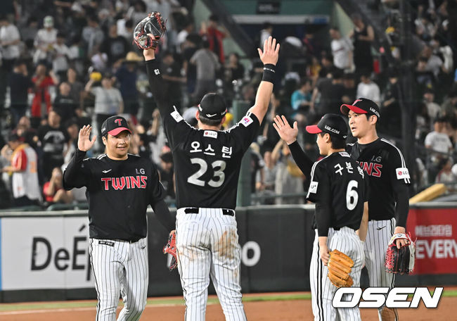 [OSEN=부산, 이석우 기자] 1일 부산 사직야구장에서 2025 신한 SOL 뱅크 KBO 리그 롯데 자이언츠와 LG 트윈스의 경기가 열렸다. 홈팀 롯데는 데이비슨이, 방문팀 LG는 에르난데스가 선발 출전했다.LG 트윈스 오스틴과 선수들이 롯데 자이언츠에 3-2로 승리한 후 기쁨을 나누고 있다. 2025.07.01 / foto0307@osen.co.kr