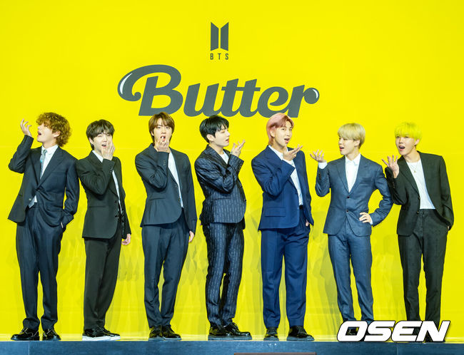 [OSEN=민경훈 기자] 21일 오후 서울 송파구 올림픽공원 올림픽홀에서 방탄소년단(BTS)의 새 디지털 싱글 'Butter' 발매 기념 글로벌 기자간담회 포토타임이 진행됐다.그룹 방탄소년단(RM, 진, 슈가, 제이홉, 지민, 뷔, 정국)의 새 싱글 'Butter'는 오늘(21일) 오후 1시(한국시각)에 전 세계 동시에 발매된다.방탄소년단의 새 디지털 싱글 'Butter'는 마음을 흔드는 방탄소년단의 귀여운 고백을 담은 청량하고 중독성 강한 댄스 팝 장르의 서머송이다. 버터처럼 부드럽게 스며드는 방탄소년단의 독보적인 매력을 느낄 수 있는 곡으로 방탄소년단만의 음악적 스타일을 더한 것으로 알려져 기대를 모으고 있다.방탄소년단(BTS) 멤버들이 무대 위에서 포토타임을 갖고 있다./ rumi@osen.co.kr