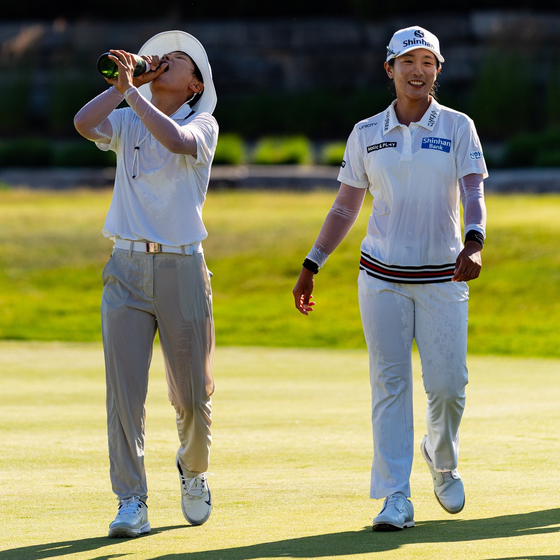 우승 직후 샴페인을 맛보는 이소미(왼쪽)와 활짝 웃는 임진희. [사진 LPGA 페이스북 캡처]
