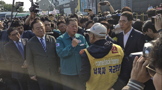 지난해 10월 31일 오전 경기도 파주시 임진각 국립 6ㆍ25전쟁 납북자기념관에서 납북자가족모임과 자유북한운동연합이 대북전단 살포를 시도하자 김경일 파주시장이 최성용 납북자가족모임 대표에게 항의하고 있다. 전익진 기자