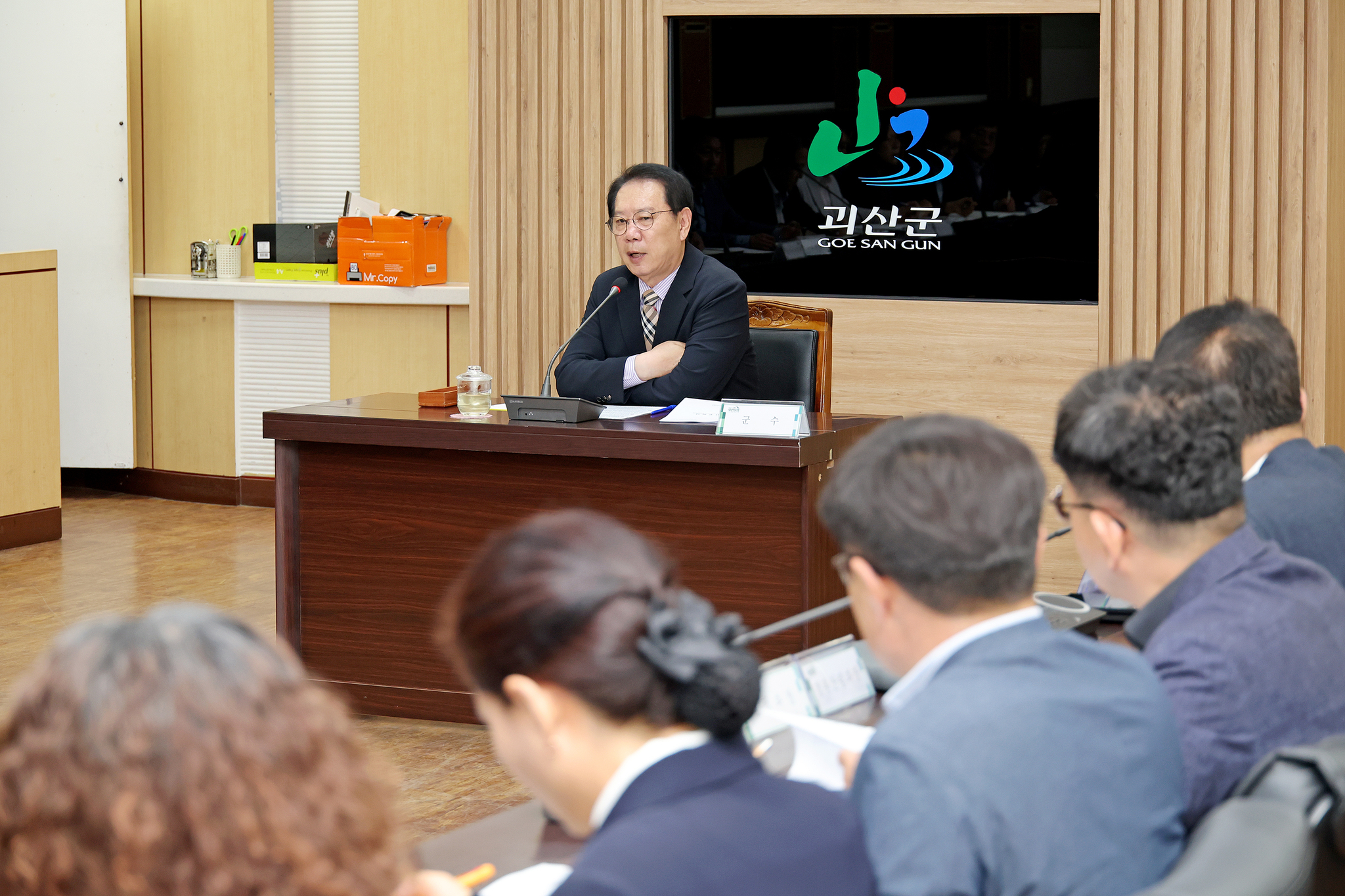 확대간부회의에서 송인헌 군수가 하반기 군정 과제 및 여름철 대응 방안을 논의하고 있다