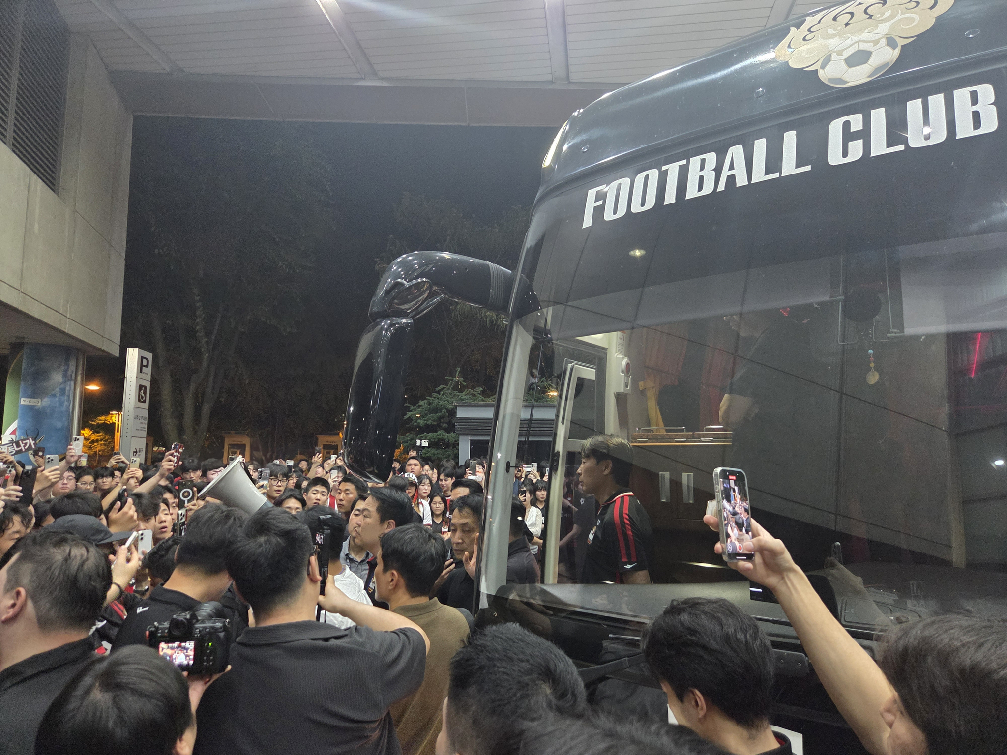 프로축구 FC서울 팬들이 29일 포항전이 끝난 뒤 선수단 버스를 가로 막았다. 기성용의 포항행에 책임이 있는 김기동 감독에 항의하기 위해서였다. 박린 기자