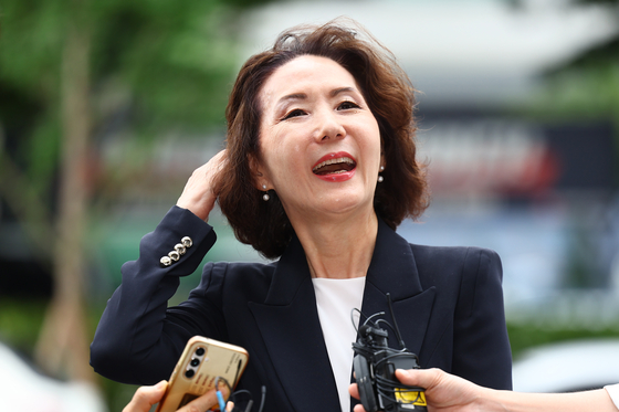 이진숙 사회부총리 겸 교육부 장관 후보자가 30일 오전 서울 여의도 한국교육시설안전원에 마련된 인사청문회 준비 사무실로 출근하며 취재진과 질의응답하고 있다. 연합뉴스