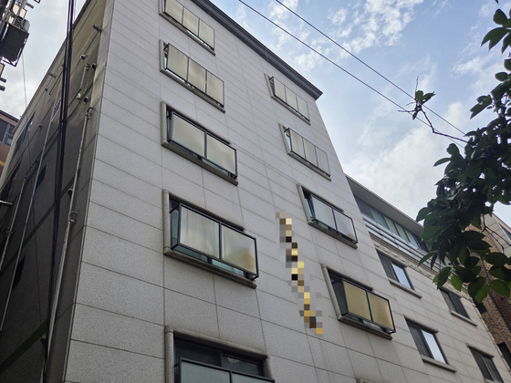 지난 29일 오후 8시30분쯤 신림동 소재의 한 빌라에서 30대 남성 A씨가 같은 건물에 사는 20대·30대 남성 등 2명에게 흉기를 휘둘렀다. A씨는 범행 후 옥상에서 투신해 숨졌다. 사진은 사건이 발생한 빌라의 모습. 박종서 기자