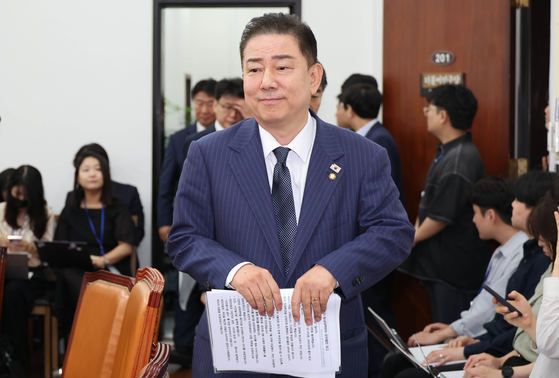  김병기 더불어민주당 대표 직무대행 겸 원내대표가 1일 오전 국회에서 열린 원내대책회의에 참석하고 있다. 임현동 기자