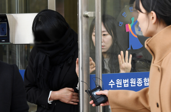  '경기도 법인카드 유용 의혹'과 관련해 공직선거법 위반 혐의로 1심에서 집행유예를 선고받은 전 경기도청 5급 별정직 공무원 배모 씨가 지난해 2월 수원고등법원에서 열린 항소심 선고공판을 마치고 법원을 나오는 모습. 연합뉴스