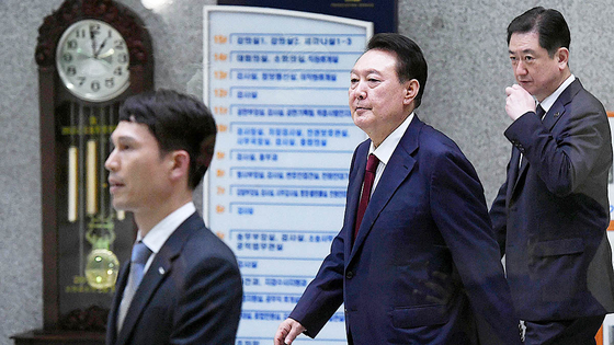  지난달 29일 피의자 신분으로 내란 특검 조사를 받은 윤석열 전 대통령이 서초구 서울고검 청사를 나서고 있다. 연합뉴스