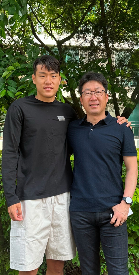  이호재(왼쪽)와 아버지 이기형 감독. 사진 이호재