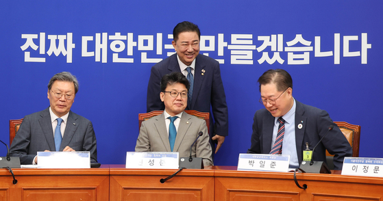 김병기 더불어민주당 대표 직무대행 겸 원내대표(가운데 뒤)가 30일 오전 국회에서 열린 민주당-경제단체 상법 간담회를 찾아 참석자들과 인사하고 있다. 앞줄 왼쪽부터 김창범 한국경제인협회 부회장, 진성준 정책위의장, 박일준 대한상공회의소 부회장. 임현동 기자