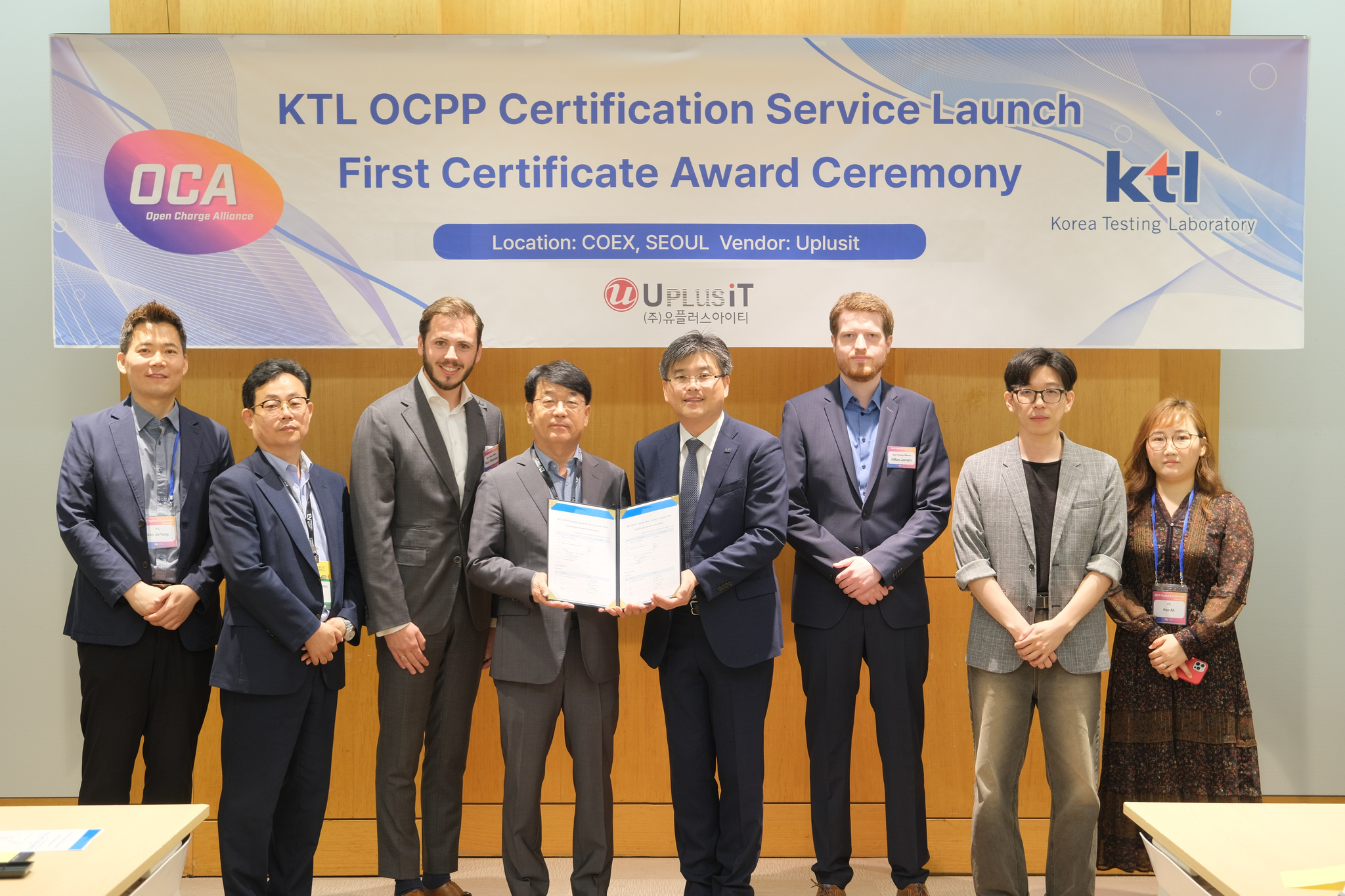 OCPP KTL 제1호 인증서 수여식에서 관계자들이 기념사진을 촬영하고 있다. (왼쪽부터) KTL 김진용 융복합시험인증센터장, 유플러스아이티 하주호 이사, OCA 렌스 빌럼선(Rens Willemsen) Technical Director, 유플러스아이티 김상하 대표, KTL 송태승 디지털산업본부장, OCA 밀란 얀센(Milan Jansen) Technical Editor, KTL 정성훈 주임, KTL 한아 책임