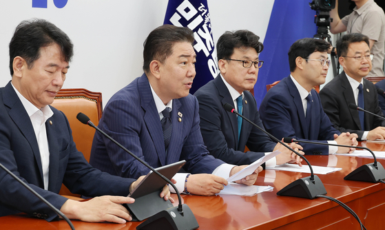 김병기 더불어민주당 대표 직무대행 겸 원내대표(왼쪽 둘째)가 1일 오전 국회에서 열린 원내대책회의에서 발언하고 있다. 임현동 기자