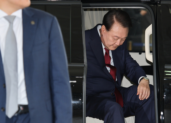 윤석열 전 대통령이 지난 28일 오전 서울고검에서 열린 내란 특검팀의 첫 피의자 소환 조사에 출석하고 있다. 김경록 기자